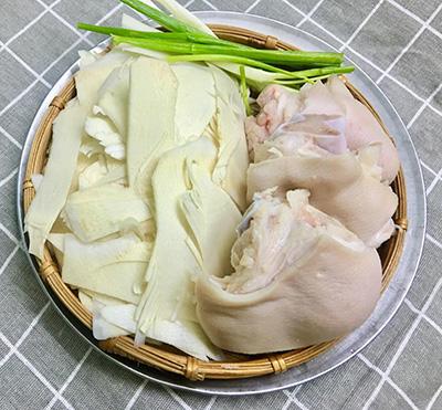 Canh chân giò hầm măng tươi