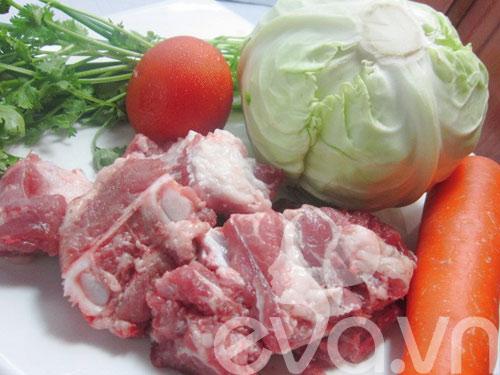 Canh chua bắp cải nấu sườn nóng hổi