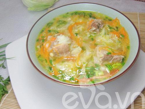 Canh chua bắp cải nấu sườn nóng hổi