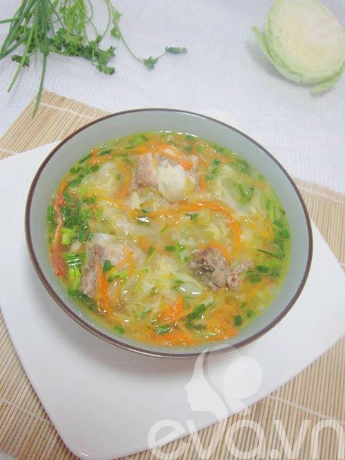 Canh chua bắp cải nấu sườn nóng hổi