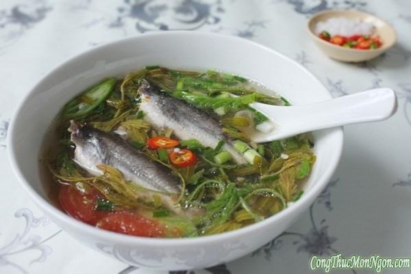 Canh chua cá chốt nấu lá me non ngon miễn bàn