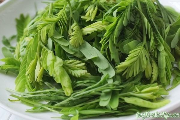 Canh chua cá chốt nấu lá me non ngon miễn bàn