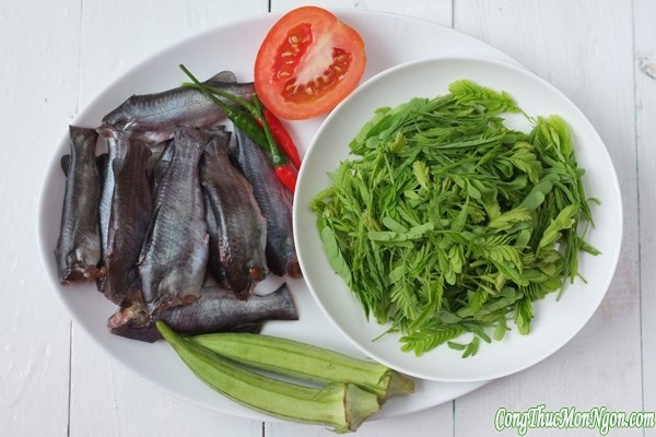 Canh chua cá chốt nấu lá me non ngon miễn bàn