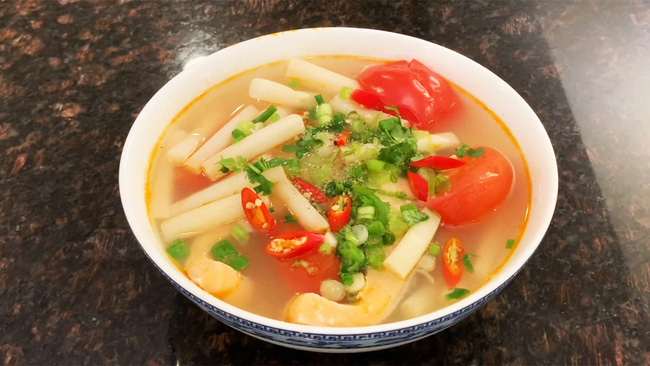 Canh chua cá hồi nấu ngó sen thanh mát, cho bữa tối 
