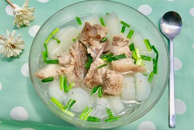 Canh củ cải trắng hầm xương