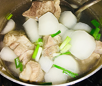 Canh củ cải trắng hầm xương