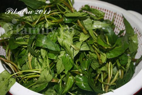 Canh cua rau muống khoai sọ