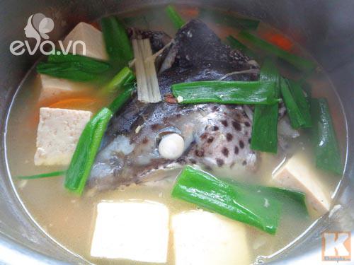 Canh đầu cá hồi vừa ngon vừa bổ