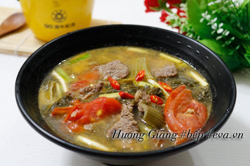 Canh dưa chua nấu thịt bò trôi cơm vô cùng