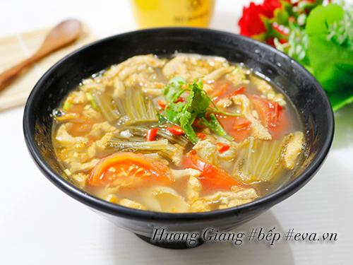 Canh dưa chua nấu tóp mỡ đơn giản mà ngon cơm