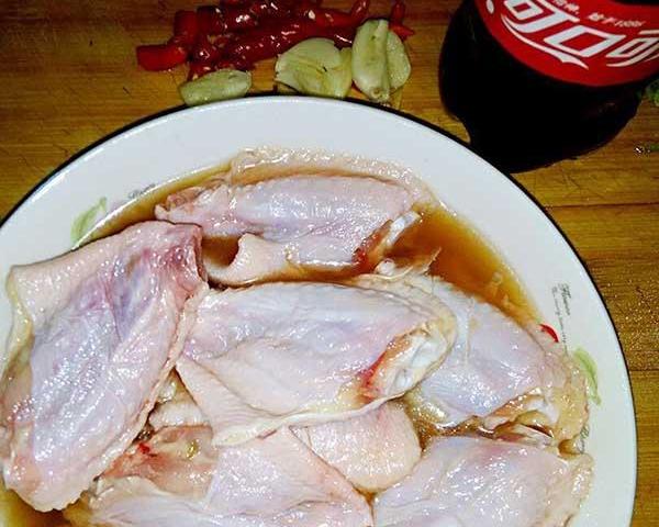 Cánh gà kho coca đừng đổ trực tiếp, thêm ngay bước này đảm bảo ăn là nghiện