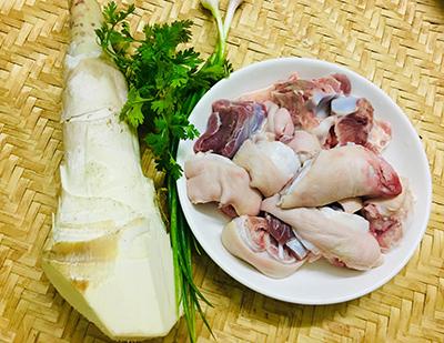 Canh giò heo nấu măng tươi