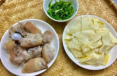 Canh giò heo nấu măng tươi