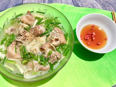 canh gio heo nau mang tuoi Canh giò heo nấu măng tươi