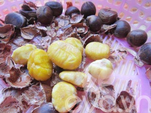 Canh hạt dẻ củ sen nấu sườn