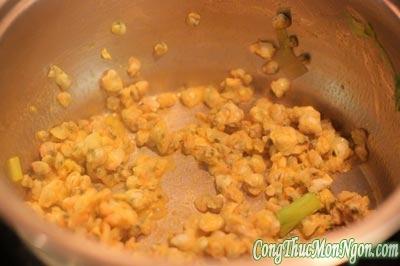 Canh hến nấu dưa cải chua