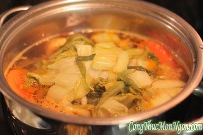 Canh hến nấu dưa cải chua