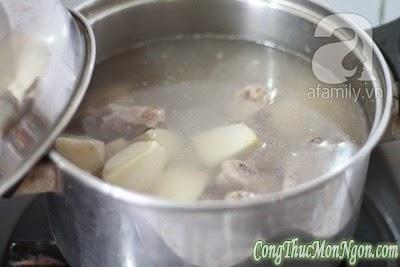 Canh khoai sọ nấu sườn ngọt lành dân dã