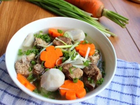 canh khoai so nau suon nong hoi Canh khoai sọ nấu sườn nóng hổi