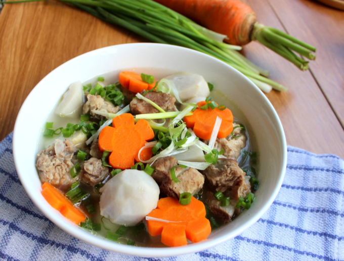 Canh khoai sọ nấu sườn nóng hổi