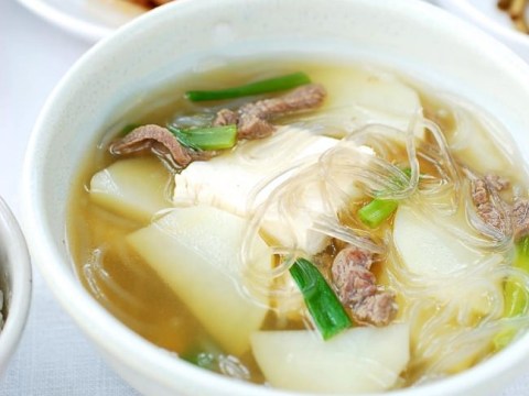 canh khoai tay nau kieu han chac chan se khien ban thich me Canh khoai tây nấu kiểu Hàn chắc chắn sẽ khiến bạn thích mê