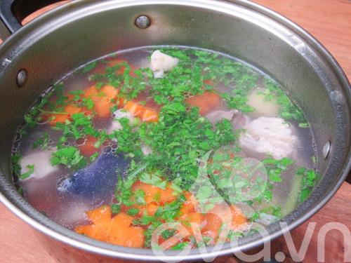 Canh khoai tây nấu sườn nóng hổi