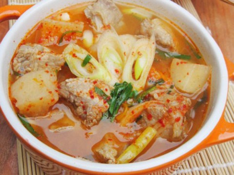 canh kim chi cu cai nau suon cay cay nong hoi Canh kim chi củ cải nấu sườn cay cay nóng hổi