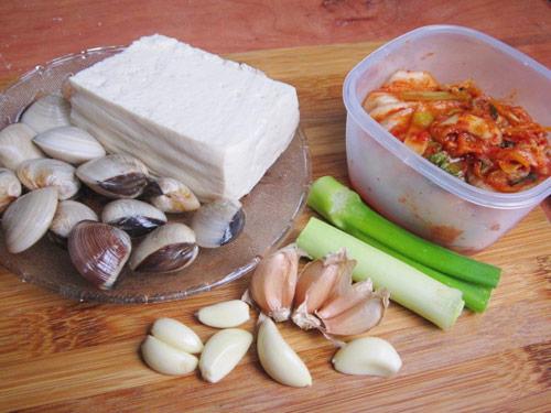 Canh kim chi nấu ngao đậu nóng hổi ngon tuyệt trong ngày lạnh