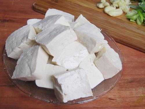 Canh kim chi nấu ngao đậu nóng hổi ngon tuyệt trong ngày lạnh