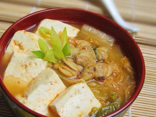 Canh kim chi nấu ngao đậu nóng hổi ngon tuyệt trong ngày lạnh