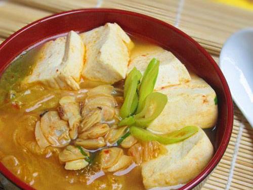 Canh kim chi nấu ngao đậu nóng hổi ngon tuyệt trong ngày lạnh