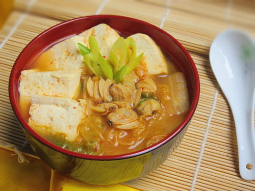 Canh kim chi nấu ngao đậu nóng hổi ngon tuyệt trong ngày lạnh