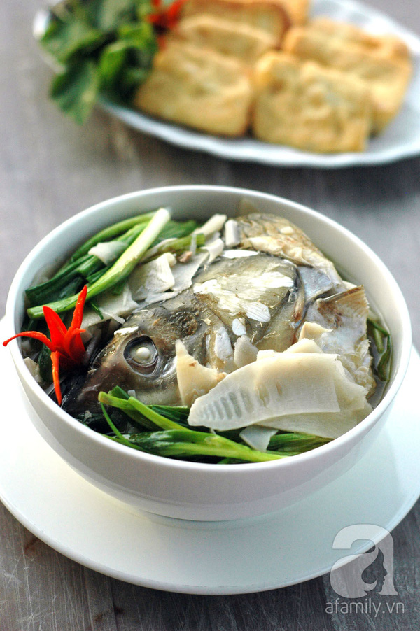 Canh măng chua nấu cá trắm