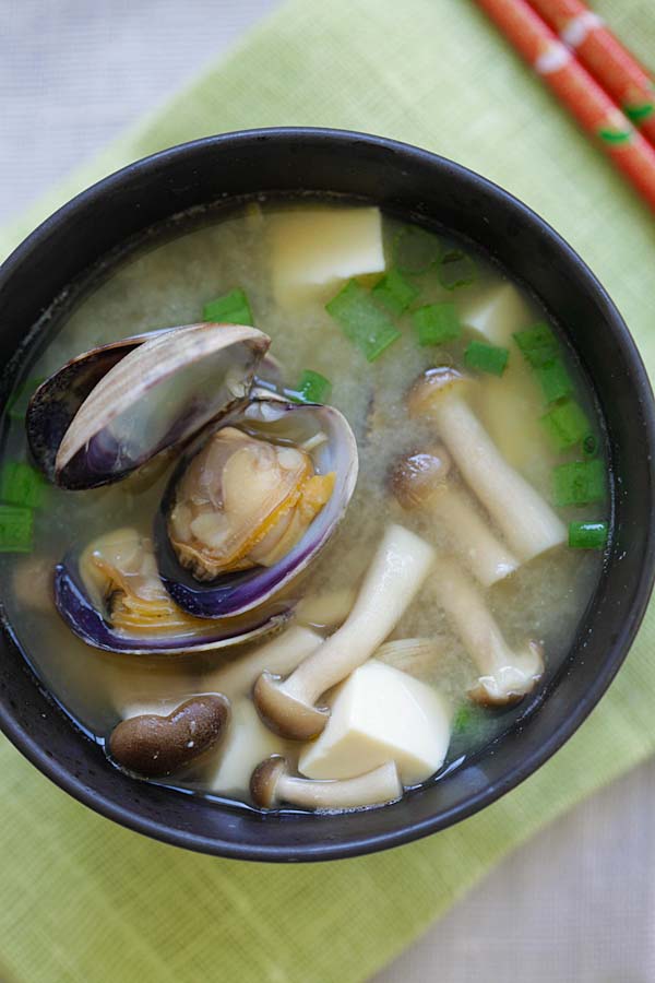 Canh miso nấu ngao và nấm đậu