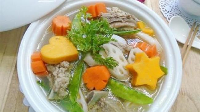 Canh rau củ hầm xương thanh mát bữa cơm tối ngày hè oi ả