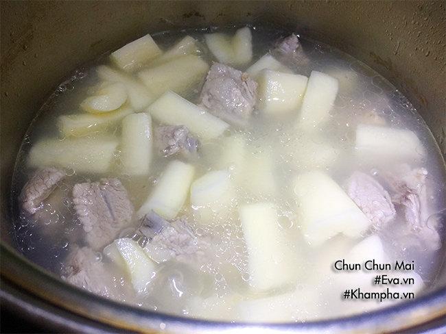 Canh sườn nấu khoai mì thơm ngon lạ miệng ngày đông