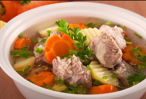 canh suon ninh rau cu va de suon than bo Canh sườn ninh rau củ và dẻ sườn thăn bò