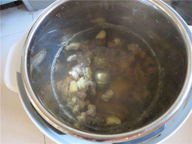 Canh thịt bò nấu nấm ngon ngay từ miếng đầu tiên