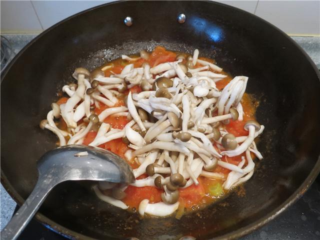 Canh thịt bò nấu nấm ngon ngay từ miếng đầu tiên