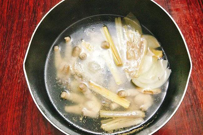Chân gà ngâm nước tương dai giòn đậm đà, nhìn thôi đã chảy nước miếng