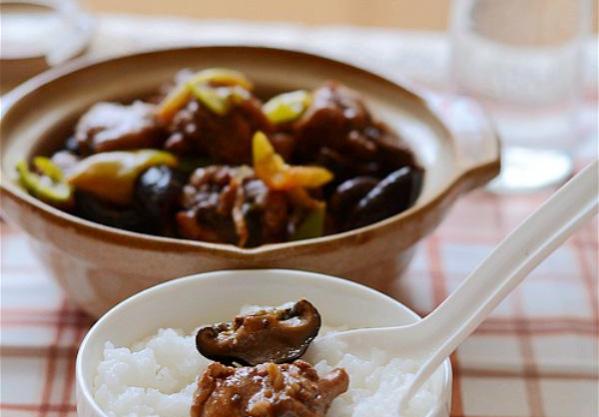 Chẳng cần cầu kỳ, chỉ với bí quyết nhỏ này bạn sẽ có món gà kho nấm ngon tuyệt