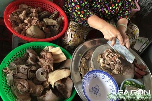 Cháo lòng cô Trúc, cô Mai giữa chợ Dinh Ninh Hòa