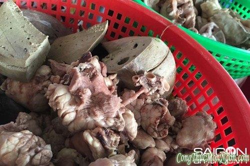 Cháo lòng cô Trúc, cô Mai giữa chợ Dinh Ninh Hòa