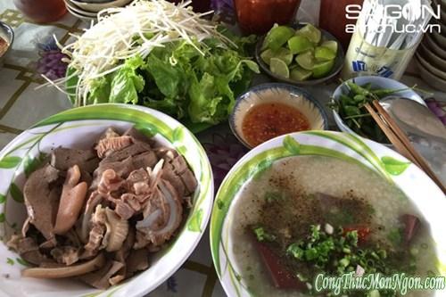 Cháo lòng cô Trúc, cô Mai giữa chợ Dinh Ninh Hòa