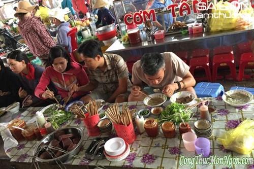 Cháo lòng cô Trúc, cô Mai giữa chợ Dinh Ninh Hòa