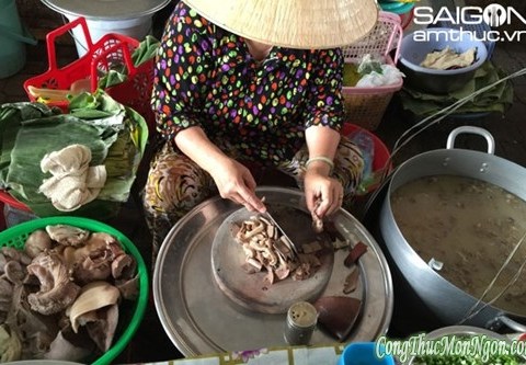 chao long co truc co mai giua cho dinh ninh hoa Cháo lòng cô Trúc, cô Mai giữa chợ Dinh Ninh Hòa