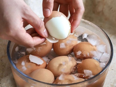 chi can them 1 nguyen lieu nay vao noi luoc trung chi em se thay duoc su kha Chỉ cần thêm 1 nguyên liệu này vào nồi luộc trứng, chị em sẽ thấy được sự khác biệt vô cùng "mỹ mãn" khi lột vỏ thành phẩm!