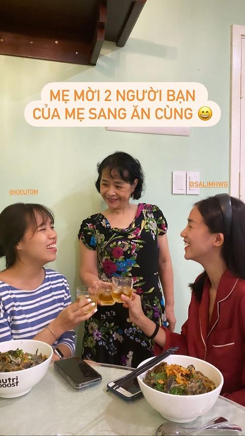 Chi Pu nấu miến lươn giòn mừng sinh nhật mẹ
