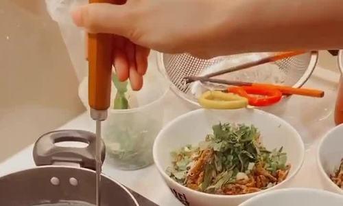 Chi Pu nấu miến lươn giòn mừng sinh nhật mẹ