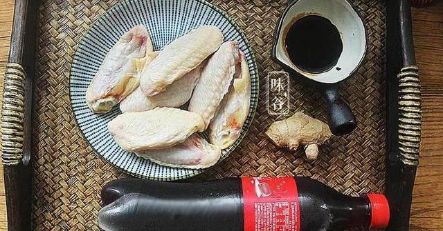 Cho cánh gà vào nồi cơm điện, thêm coca, sau 30 phút có món ngon đãi cả nhà